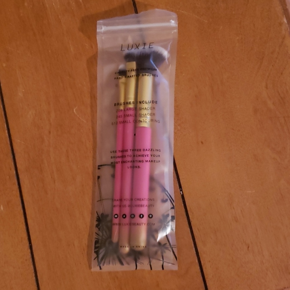 Luxie- The summer daze 3 PC brush set